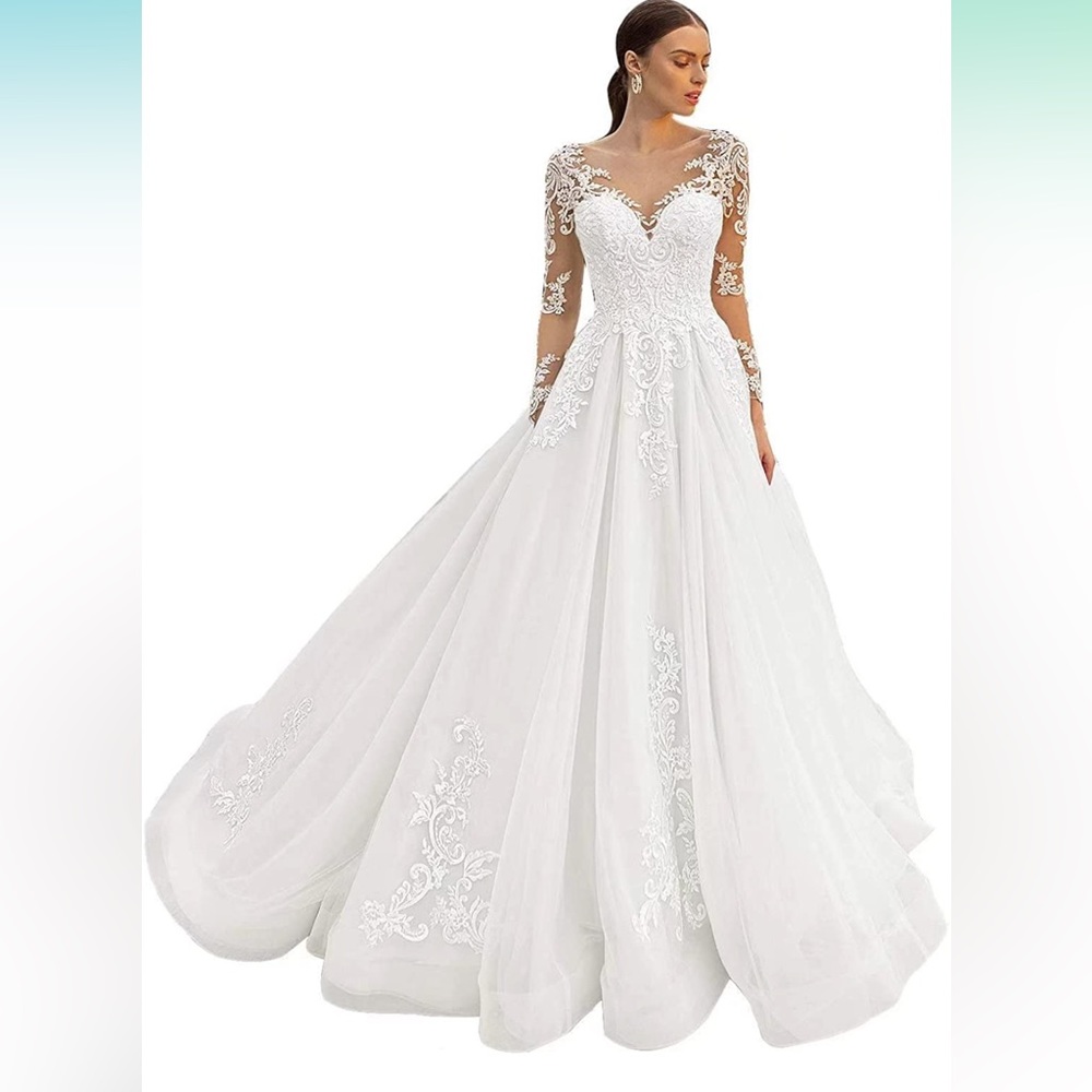 New white wedding dress never worn!!! Gorgeous